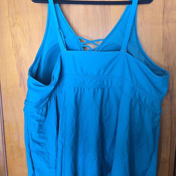 Torrid 6(6X) Wireless XO Triangle Padded Tankini Swim TOP ONLY - Picture 4 of 9